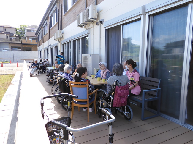 ウッドデッキでカフェタイム