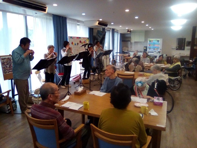 誕生日会とオカリナの演奏会を開催しました