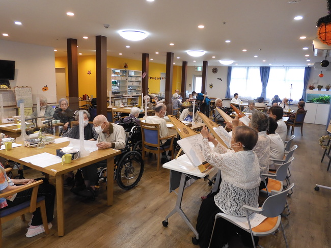 誕生日会とハープの演奏会を開催しました