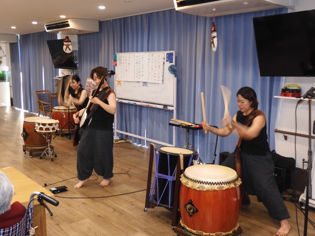 誕生日会と太鼓・三味線の演奏会を開催しました