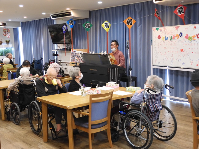 誕生日会とエレクトーンの演奏会を開催しました