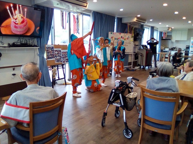 お誕生日会とオタフク会による南京玉すだれ演芸会を開催しました