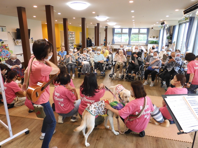 誕生日会とドックセラピーを開催しました