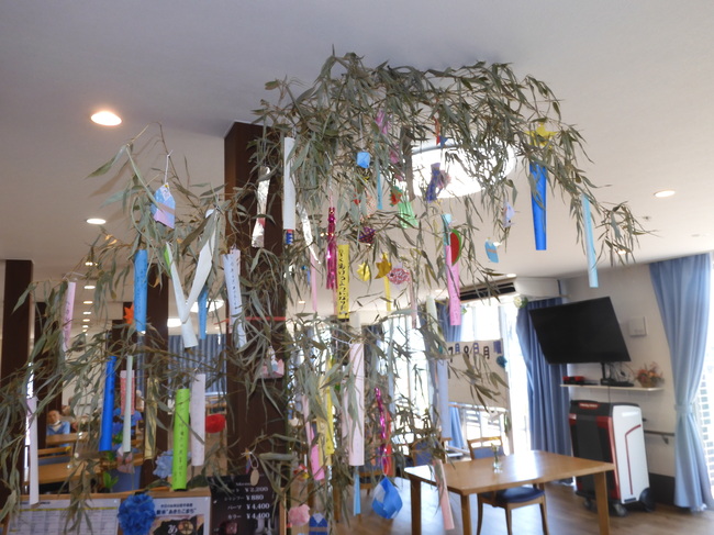 お誕生日会と七夕飾りを一緒に作りました