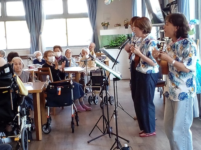 お誕生日会とウクレレの演奏会を開催しました