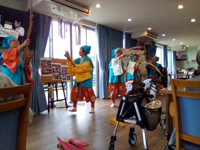 お誕生日会と南京玉すだれの演芸会を開催しました