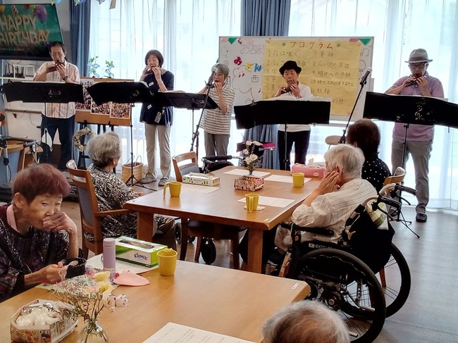 お誕生日会とオカリナの演奏会を開催しました