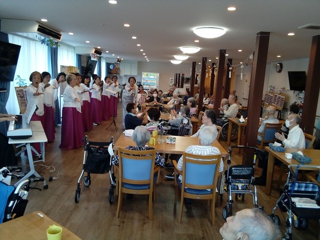 お誕生日会とコーラスの鑑賞会を開催しました