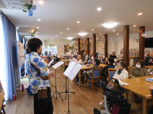 お誕生日会とウクレレの演奏会を開催しました
