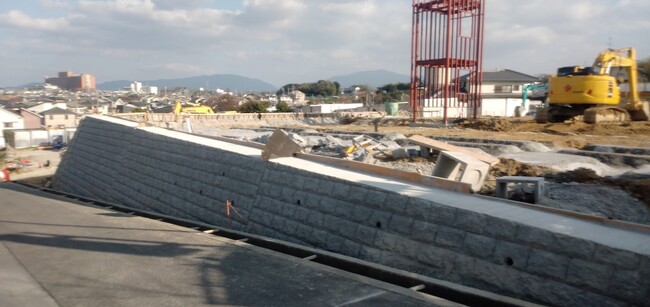 エレベーターの塔屋も建っています