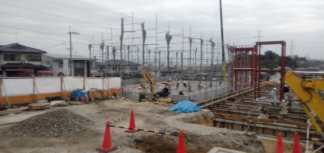 建物構築に向けて足場が組まれています