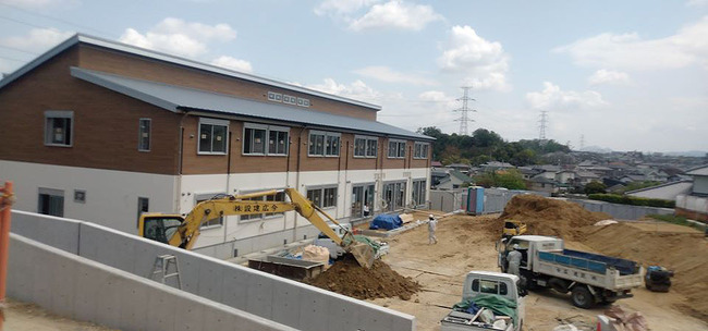 食堂前は広い庭です。ウッドデッキも設置します。