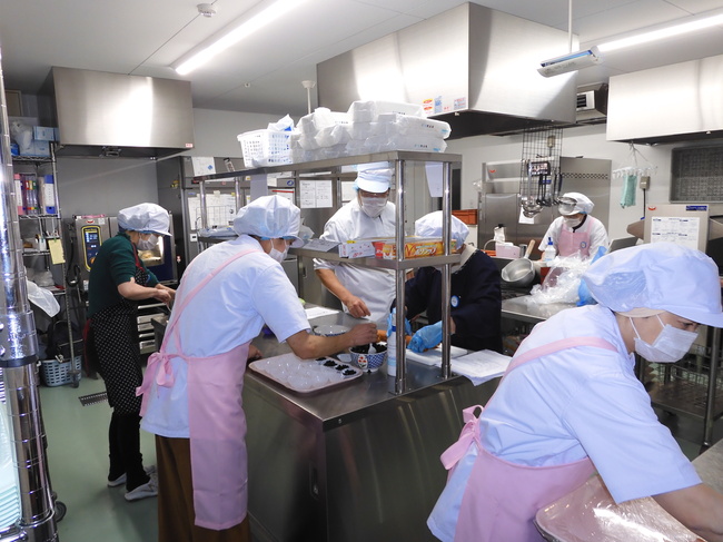 大晦日に厨房スタッフが全員集合しおせち料理を創りました。