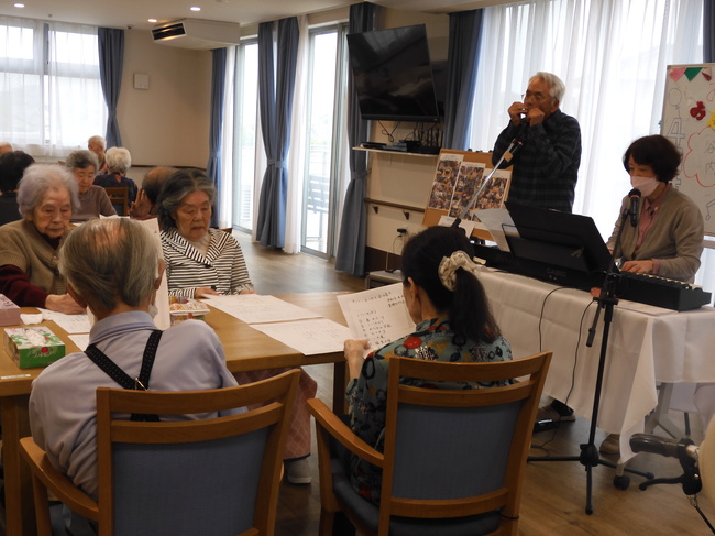 誕生日会とハーモニカ・キーボードの演奏会を開催しました